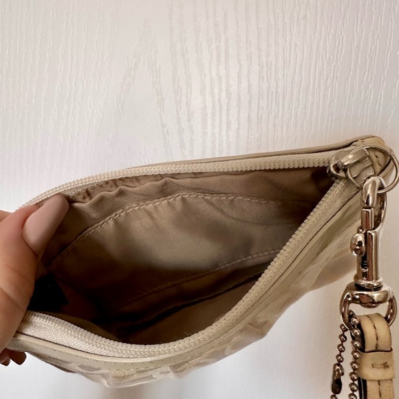 Coach Beige and Cream Wristlet with zipper & Leather strap and logo - Picture 4 of 9
